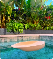 Peça Canoa em uma piscina