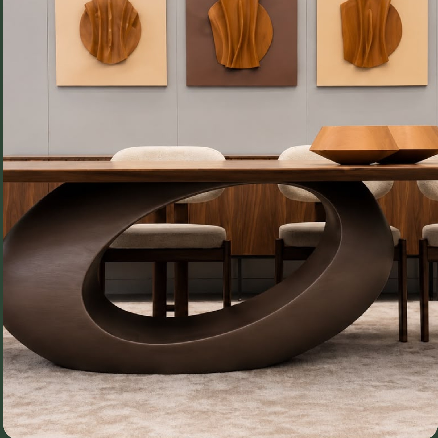 Mesa escultural em ambiente sofisticado